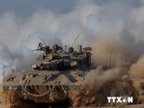 Xe tăng Merkava của Israel triển khai tại khu vực biên giới với Dải Gaza ngày 27/7. (Ảnh: AFP/TTXVN)