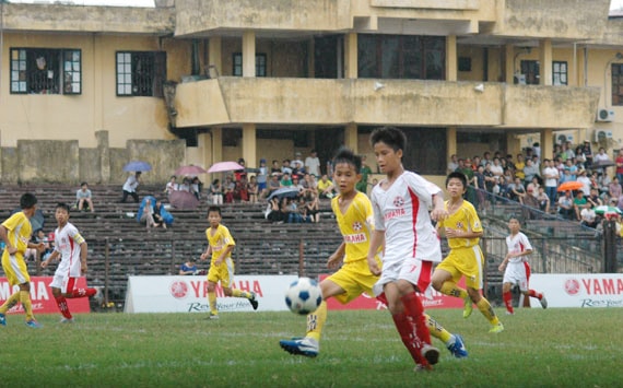 Một pha bóng trong trận chung kết giữa U13 SLNA và U13 Hải Dương. Ảnh: NDĐT