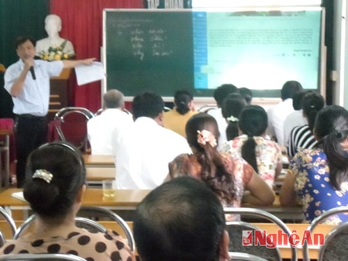 Cảnh tập huấn nghiệp vụ cho các báo cáo viên