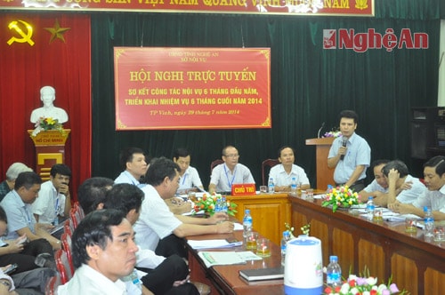Đại diện Phòng Tổ chức hành chính Sở Y tế (người đứng) phát biểu tham luận