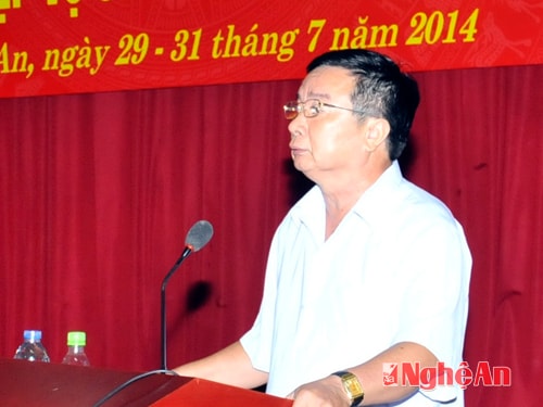 Đồng chí Nguyễn Ngọc Nguyên giới thiệu chuyên đề.