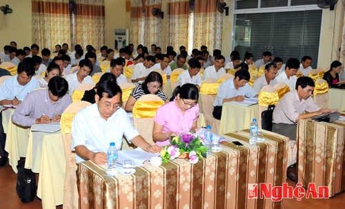 Các đại biểu tập trung tiếp thu chuyên đề tập huấn.