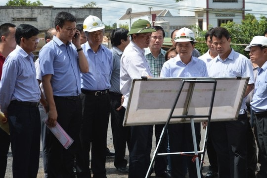 Bộ trưởng Đinh La Thăng kiểm tra tình hình thi công quốc lộ 14 qua Tây Nguyên. (Ảnh: Người Lao Động)