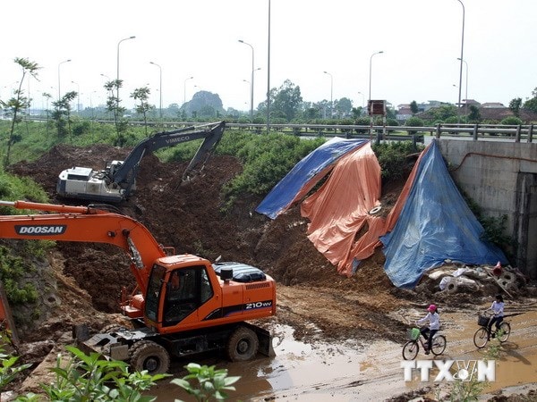 Hà Nội khắc phục sự cố vỡ đường ống nước sông Đà. Ảnh: TTXVN