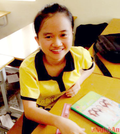 Hồng Thị Hương là một trong hai học sinh bé nhất lớp nhưng luôn có thành tích học tập ấn tượng.