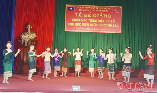 Các tiết mục văn nghệ tại do học sinh Lào biểu diễn.