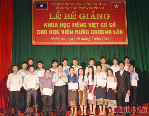 Trao bằng tốt nghiệp chương trình Tiếng Việt cơ sở cho các học viên.