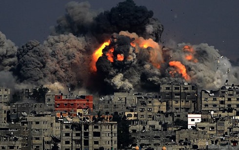 Gaza chìm trong khói lửa sau các cuộc tấn công của Israel (Ảnh: EPA)