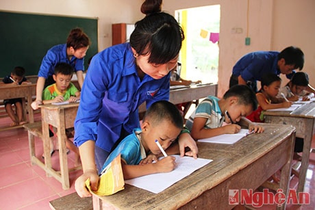 Các thanh niên tình nguyện dạy kèm cho học sinh bản Đai