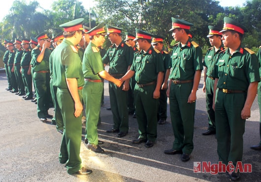 Cán bộ chiến sỹ Sư đoàn 324 đón đoàn công tác tại sở chỉ huy Sư đoàn.