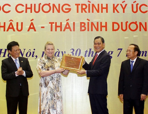 Bà Katherine Muller Marine, Trưởng Đại diện UNESCO Việt Nam trao Bằng Di sản tư liệu Châu bản triều Nguyễn thuộc Chương trình Ký ức thế giới khu vực Châu Á - Thái Bình Dương của UNESCO. Ảnh: TTXVN