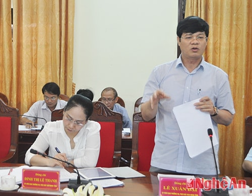 Đồng chí Phó Chủ tịch UBND tỉnh Lê Xuân Đại báo cáo kết quả thực hiện cải cách hành chính, một cửa, một cửa liên thông