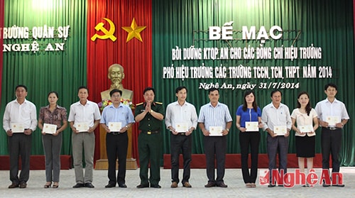 Thượng tá Nguyễn Văn Bình, Hiệu trưởng nhà trường  trao chứng chỉ cho các học viên