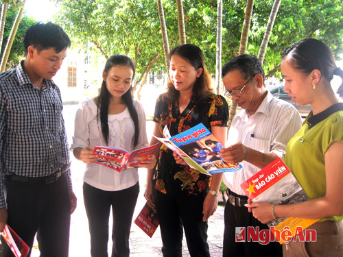Ban Tuyên giáo Huyện ủy Con Cuông trao đổi kinh nghiệm công tác.