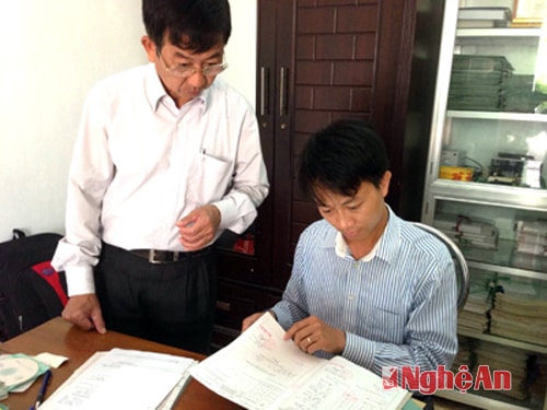 Giáo viên Trường THPT Nguyễn Trãi kiểm tra hồ sơ đăng ký nhập học của học sinh.