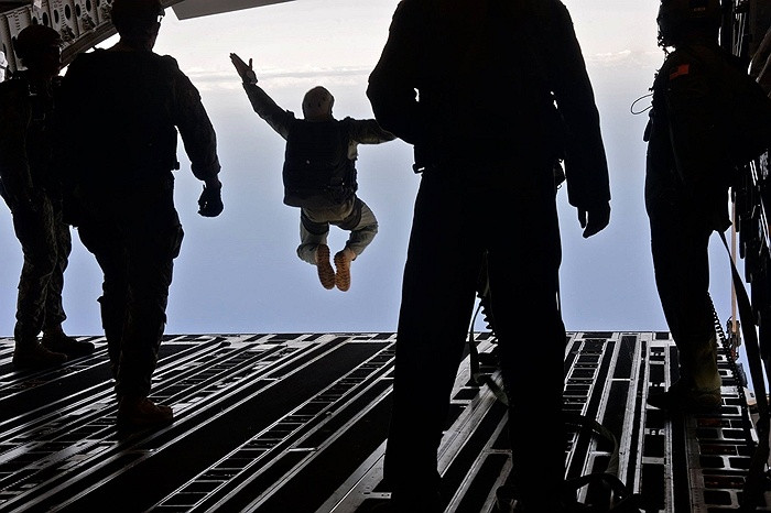 Một binh sĩ nhảy dù từ máy bay vận tải trong RIMPAC 2014