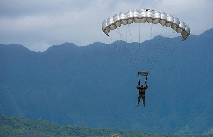 Một binh sĩ nhảy dù từ máy bay vận tải trong RIMPAC 2014