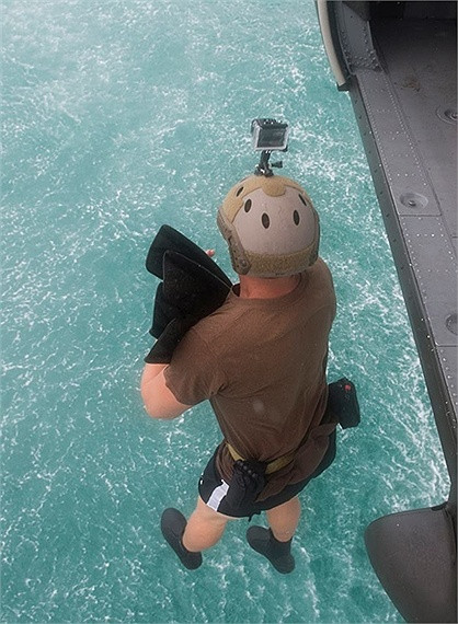 Các đặc nhiệm hải quân nhảy xuống từ trực thăng mang theo dụng cụ hỗ trợ lặn