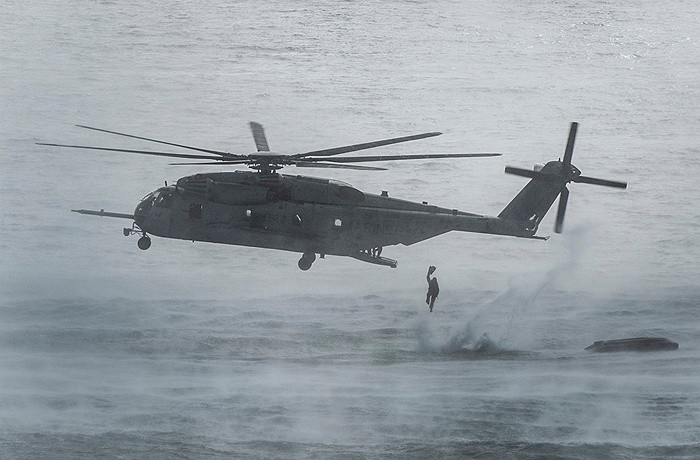 Lính thủy đánh bộ Mỹ tập trận đổ bộ từ trực thăng