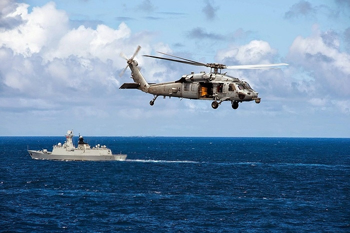 Trực thăng MH-60S Seahawk bay bên cạnh tàu chiến của Trung Quốc