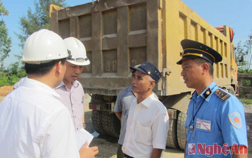 Thứ trưởng Bộ GTVT Lê Đình Thọ yêu cầu cán bộ trạm cân Diễn An thực hiện nghiêm việc xử lý xe quá khổ, quá tải.