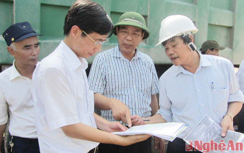 Giám đốc Sở GTVT Nguyễn Hồng Kỳ (người đứng giữa) kiểm tra lại hồ sơ của xe 37C-03488 trước khi cắt thùng xe.