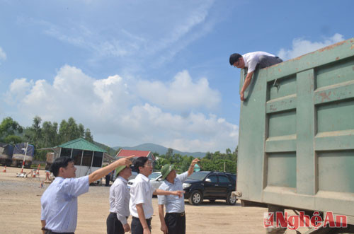 Giám đốc Sở GTVT Nguyễn Hồng Kỳ trực tiếp đo phần thùng xe 37C-03488 đã bị chủ sử dụng cơi nới để yêu cầu cắt bỏ