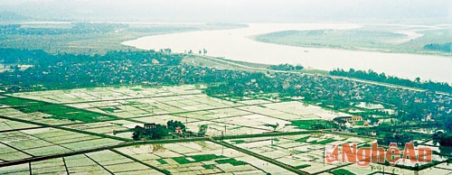 Sông Lam một dải. Ảnh: Sách Nguyễn
