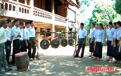 Đội hình hát ghẹo của dân tộc Thổ Cuối (xã Tân Hợp - Tân Kỳ).