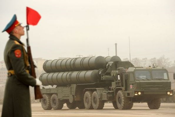 Hệ thống tên lửa phòng không S-300 của Nga trong một cuộc diễu binh. (Ảnh: globalpost.com)