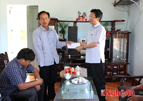 Đồng chí Nguyễn Hữu Nghị, Tỉnh ủy viên, Chủ tịch Hội nông dân Tỉnh tặng quà gia đình có con em đang công tác tại đảo Trường Sa ở xã Quỳnh Lộc,thị xã Hoàng Mai.