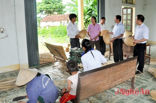 Đoàn kiểm tra QCDC cơ sở Báo Nghệ An thăm làng nghề mây tre đan  ở xã Quỳnh Diện (Quỳnh Lưu).