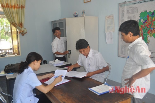 Kiểm tra hồ sơ triển khai Chỉ thị 17 tại xã Thanh Ngọc, Thanh Chương