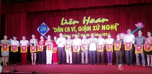 Trao cờ lưu niệm cho các đơn vị tham gia
