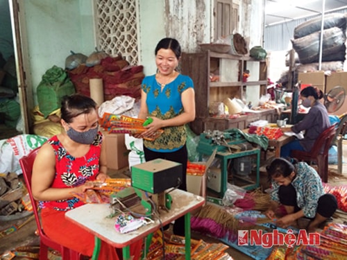 Chị Nguyễn Thị Liễu (đứng) trao đổi với công nhân sản xuất hương.