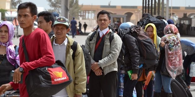 Công dân ngoại quốc chờ di tản ở biên giới Libye/Tunisie ngày 3/8. Ảnh: AFP/ F Nasri