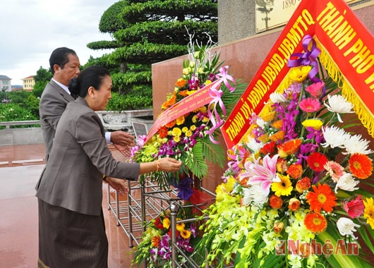 Đồng chí Bun Phiêng Mun Pho Xây và đồng chí Phạm Văn Tấn dâng hoa lên tượng đài Bác.