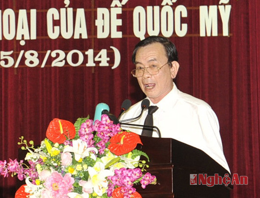 Đồng chí Nguyễn Xuân Sinh đọc diễn văn lễ kỷ niệm.