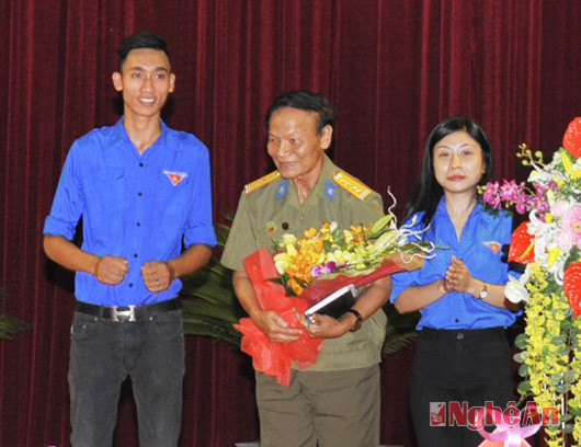 Tuổi trẻ thành phố Vinh tặng hoa cựu chiến binh - nhân chứng lịch sử