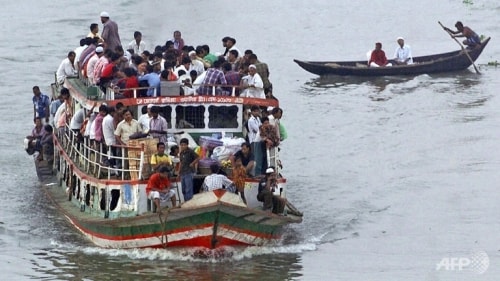 Những chiếc phà ở Bangladesh thường xuyên chở quá tải. Ảnh: AFP