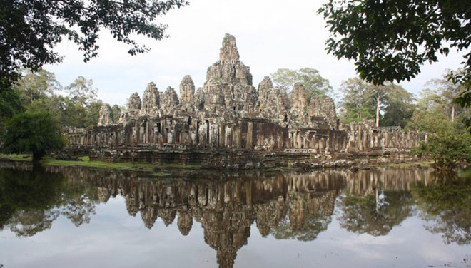 1. Angkor, Campuchia: Mất 20 phút đi tuk-tuk từ thành phố Siem Reap, quần thể Angkor được coi là niềm tự hào lớn nhất của người dân xứ chùa tháp. Thời điểm đông khách nhất tại đây là vào tháng 2 và tháng 11, khi mà thời tiết khô ráo và nhiệt độ tuyệt nhất (25-20 độ C).