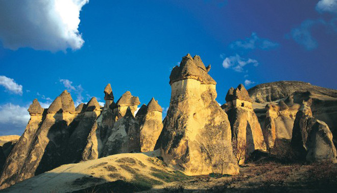 4. Vườn quốc gia Goreme và khu núi đá Cappadocia: Đây là một trong những điểm đến hút khách nhất thế giới tại Thổ Nhĩ Kỳ. Đến với các khối đá Cappadocia, du khách như được lạc về thời kỳ cổ đại với cuộc sống thô sơ nhưng thanh bình, yên tĩnh. Công viên quốc gia Goreme từng được UNESCO công nhận là di sản thế giới cách đây gần 30 năm.