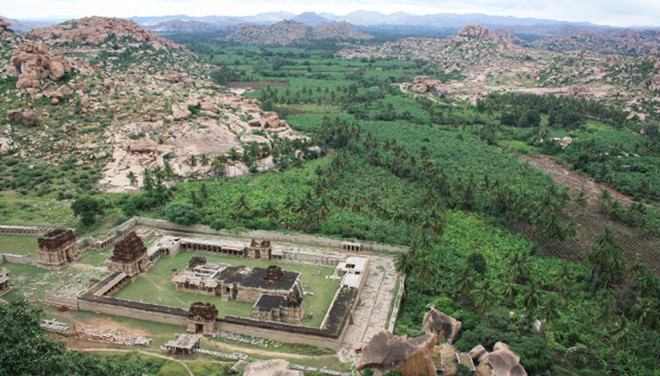 6. Hampi. Ấn Độ: Đền Taj Mahal có lẽ là di sản nổi tiếng được nhiều người biết đến nhất tại Ấn Độ, nhưng ít ai có thể phủ nhận được sự kỳ diệu, xinh đẹp và hấp dẫn đến khó cưỡng khi một lần đặt chân tới Hampi. Được biết đến là thủ đô của đế chế Vijayanagara nằm ở phía nam Ấn Độ, Hampi dù bị tàn phá nhiều nhưng những gì còn lại ngày nay cũng đủ để người ta hình dung về một thời kỳ hoàng kim và lộng lẫy xưa kia.