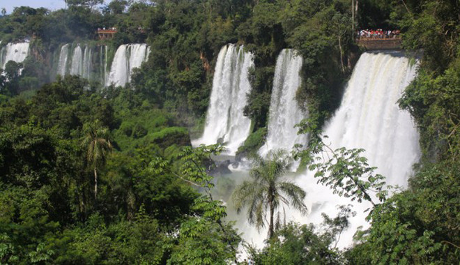 7. Vườn quốc gia Iguazu, Argentina & Brazil: Được thành lập vào năm 1934 (tại Argentina), nơi đây chứa đựng một trong những vẻ đẹp tự nhiên lớn nhất Argentina - thác Iguazu. Qua sông Iguazu là phần lãnh thổ của Brazil. Cả hai vườn quốc gia được tuyên bố là di sản thế giới UNESCO vào năm 1984 & 1986.