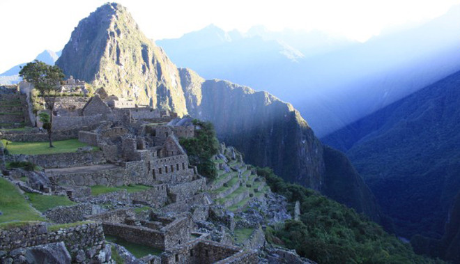 9. Machu Picchu, Peru: Machu Picchu là một khu tàn tích Inca thời tiền Columbo trong tình trạng bảo tồn tốt ở độ cao 2.430 m trên một quả núi có chóp nhọn. Machu Picchu được cả thế giới biết đến nhờ công nhà khảo cổ học Hiram Bingham - người đã tái khám phá nơi này năm 1911, và viết một cuốn sách bán rất chạy về nó.