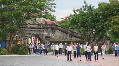 Du khách tham quan Thành cổ Quảng Trị.