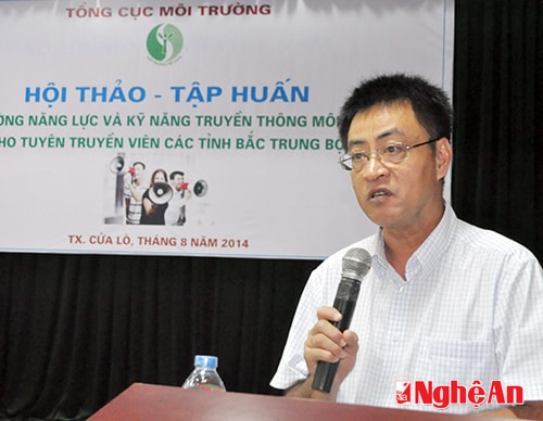 Giám đốc Trung tâm Đào tạo và Truyền thông Trần Phong trực tiếp phổ biến một số văn bản mới về bảo vệ môt trường và hoạt động truyền thông