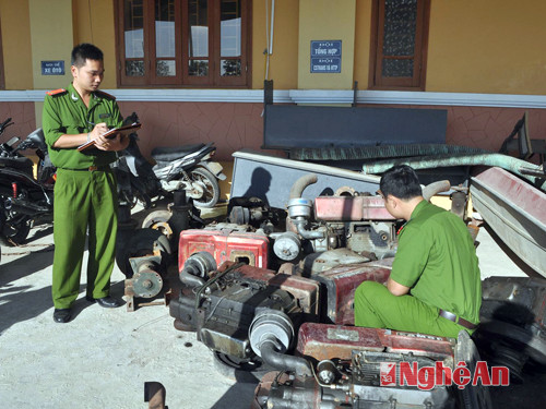 Công an Hưng Nguyên  thu giữ các đầu hút, máy nổ hút cát của các thuyền khai thác trái phép.