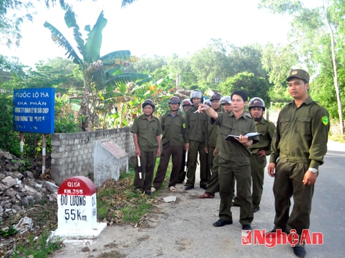 Công an xã Nam Kim (Nam Đàn) và Công an xã Trường Sơn (Đức Thọ, Hà Tĩnh) tuần tra nắm tình hình địa bàn.