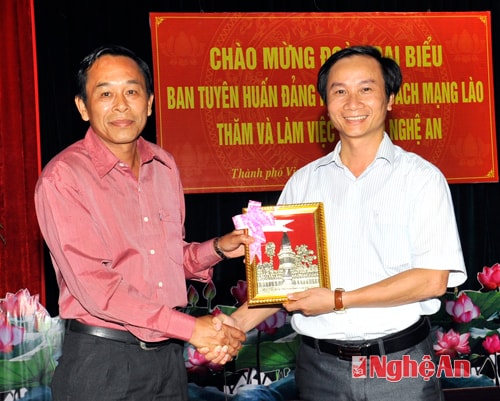Đoàn cong tác Ban tuyên huấn Lào tặng quà cho Báo Nghệ An.